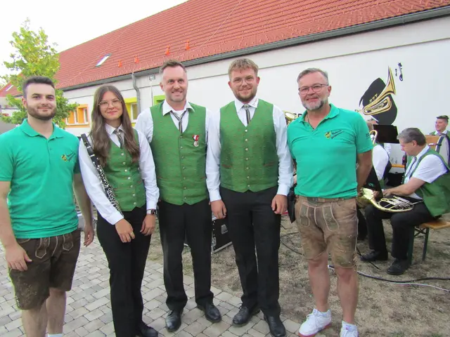Obmann Bernd Gibiser rechts und die befreundeten Musiker aus Neuhaus mit Kapellmeister Adrian Preininger (2. v. rechts). | Foto: Peter Sattler