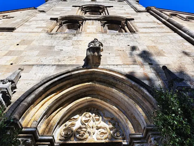 Romanische Westfassade der Stiftskirche (1187) | Foto: © Silvia Plischek