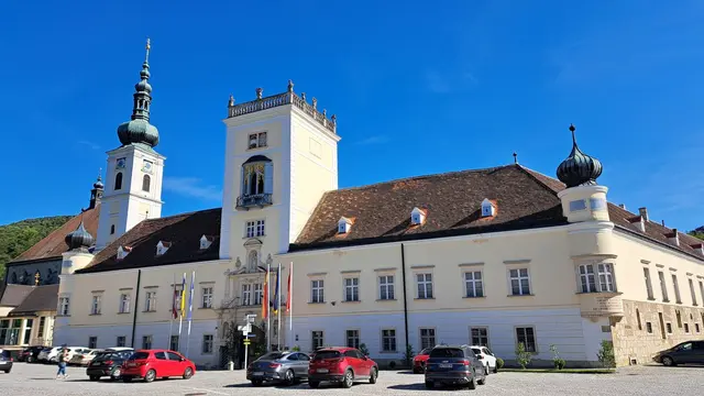 Wieder zurück am Parkplatz - Eingang Stiftshof - nahe dem Klosterladen ... | Foto: © Silvia Plischek
