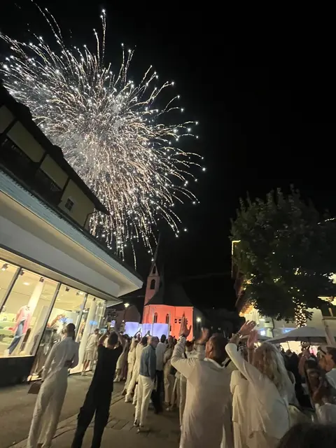 Auch der Himmel erstrahlte beim Feuerwerk ganz in Weiß. | Foto: Nicole Ennemoser