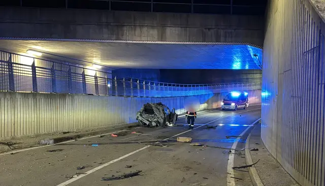 Ein Pkw geriet auf Höhe der Bahnunterführung von der Fahrbahn ab und prallte gegen die Wand der dortigen Straßenunterführung. | Foto: Feuerwehr St. Michael ob Bleiburg