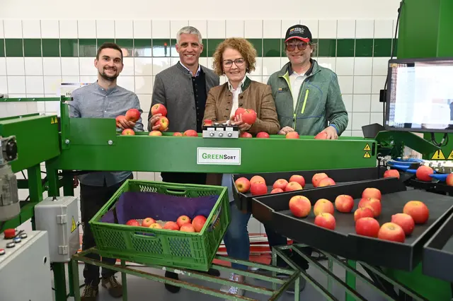 Obstbaulehrer Bernhard Dirnberger, Direktor Dieter Faltl, Bildungs-Landesrätin Christiane Teschl-Hofmeister und Obstbaumeister Christian Engel bei der neuen Obstsortieranlage | Foto: Jürgen Mück