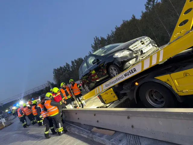 Beide Autoinsassen wurden unbestimmten Grades verletzt und nach der Erstversorgung in das Kepler Uniklinikum gebracht. | Foto: FOTOKERSCHI / WERNER KERSCHBAUMMAYR