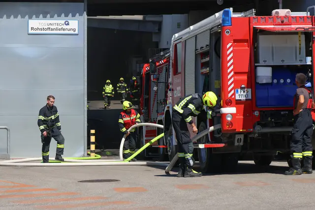 Einsatzkräfte zweier Feuerwehren und mehrere Techniker des Energieversorgungsunternehmens standen im Einsatz.
 | Foto: laumat/Matthias Lauber