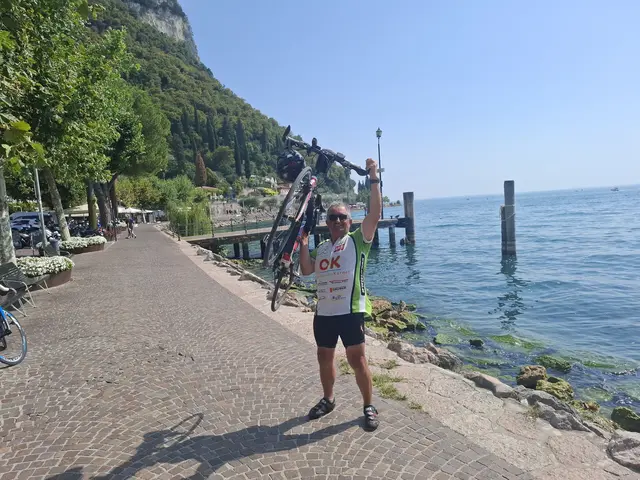 Stolz über das Geschaffte und immer noch voller Kraft stemmt Karl Bäuchler sein Rad in die Höhe, mit dem er in 6 Tagen bis zum Gardasee geradelt ist. | Foto: Manfred Gundacker