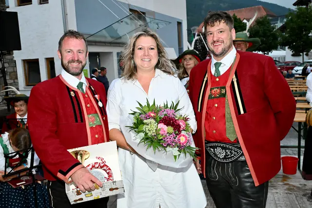 25 Jahre Musikkapelle Birgitz: Josef Jordan mit Gattin Carmen und Obmann Michael Haid | Foto: Hassl