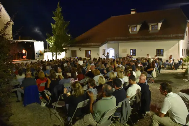 Die Besucherinnen und Besucher werden bei den Dimbacher Festspielen zu eindrucksvollen Szenen der Theatergeschichte entführt.  | Foto: Robert Zinterhof