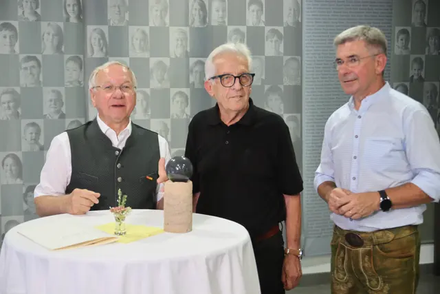 Vulkanland-Obmann Josef Ober (l.) und sein Stellvertreter Franz Fartek (r.) ehrten den Jubilar mit einem kostbaren Geschen aus vulkanischem Gestein. | Foto: MeinBezirk/Herwig Brucker