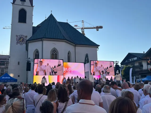 Weiße Nacht, große Bühne: Die Fashion Shows lockten zahlreiche Besucherinnen und Besucher auf den Dorfplatz. | Foto: Nicole Ennemoser