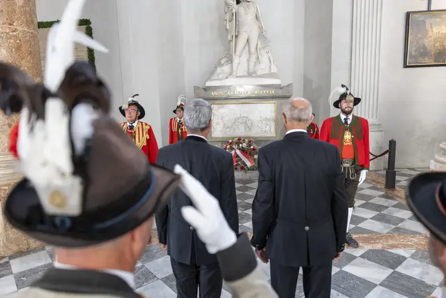 Kranzniederlegung am Andreas-Hofer-Grabmal in der Hofkirche. | Foto: Land Tirol/Sedlak