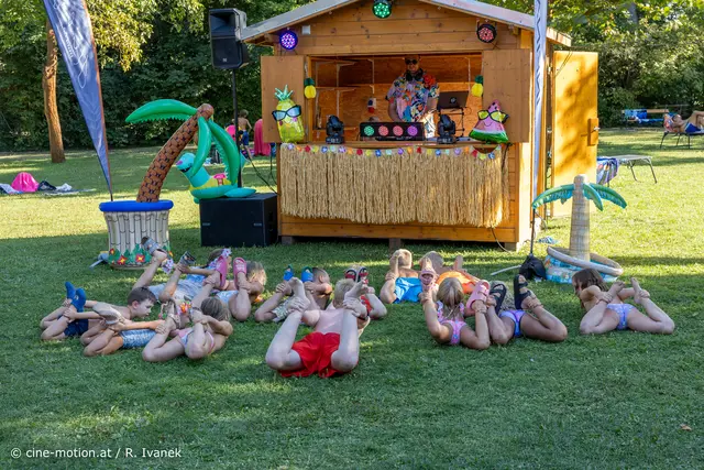 DJ Patrick kennt seine Musik und weiß wie man die Kinder zum Mitmachen animiert. | Foto: cine-motion.at / R. Ivanek