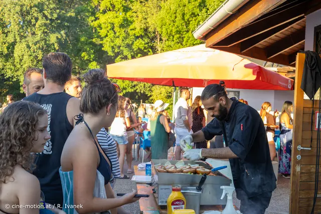 Grillmeister Mohammed Reza hatte mit seinen Burgern und Würstelgrill viel zu tun. | Foto: cine-motion.at / R. Ivanek