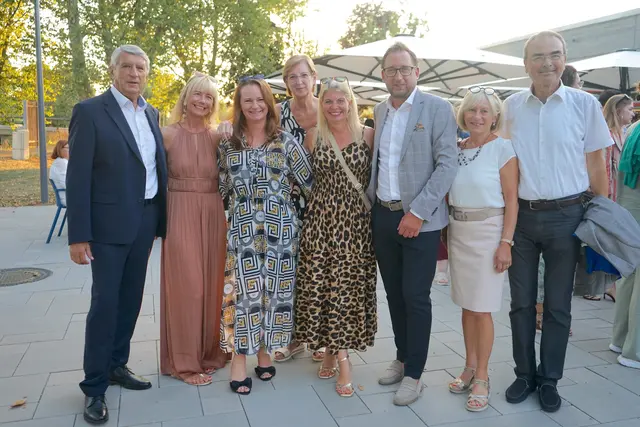 Ehrengäste: Bürgermeister Vinzenz Knor, Michaela Heindl, Susanne Windhaber, Monika Richter, Edith Weber, Landtagsabgeordneter Jürgen Dolesch, Waltraud und Gilbert Lang (von links).  | Foto: Elisabeth Kloiber/MeinBezirk