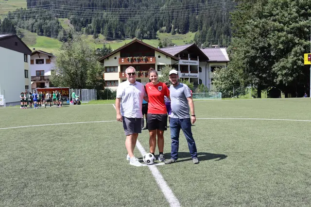 St. Antons Bürgermeister Helmut Mall, Sarah Huter (ÖFB) und Max Funke (Obmann SPG Arlberg-Stanzertal), (v.l.).  | Foto: Elisabeth Zangerl