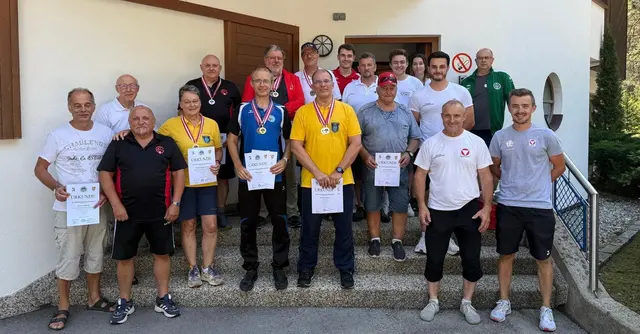 In den Entscheidungen der Seniorenklasse 1 konnte Hannes Gufler (SG Umhausen - 2. Reihe 2.v.l.) Gold im 300m Liegend, sowie Bronze im 2x30 Bewerb Freies Gewehr erzielen.  | Foto: Klaus Gstinig / ÖSB