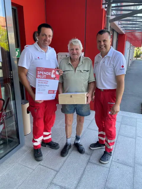 Bernhard Bäck, Werner Neid und Bernhard Schierer im Hof der Rotkreuz-Bezirksstelle | Foto: Rotes Kreuz