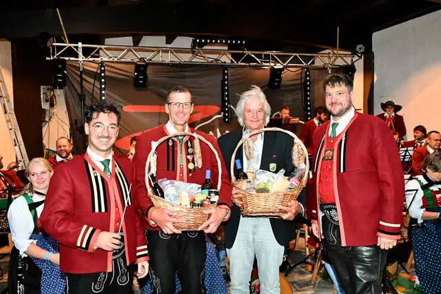 Besondere Sponsoren: Georg Schweighofer (2.v.l.) und Hans Santer (2.v.r.), Obmann Michael Haid und Kapellmeister Mauro Musarra, der für die Spezialitäten aus Sizilien als Sponsor agierte. | Foto: Hassl