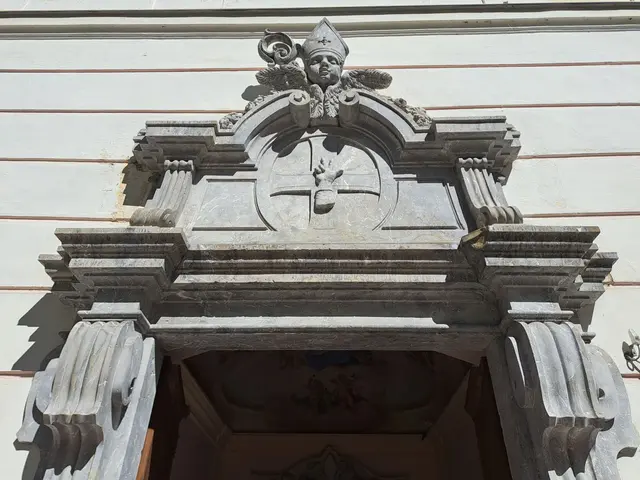 Die alte Klosterpforte führt in den Kreuzgang. | Foto: © Silvia Plischek