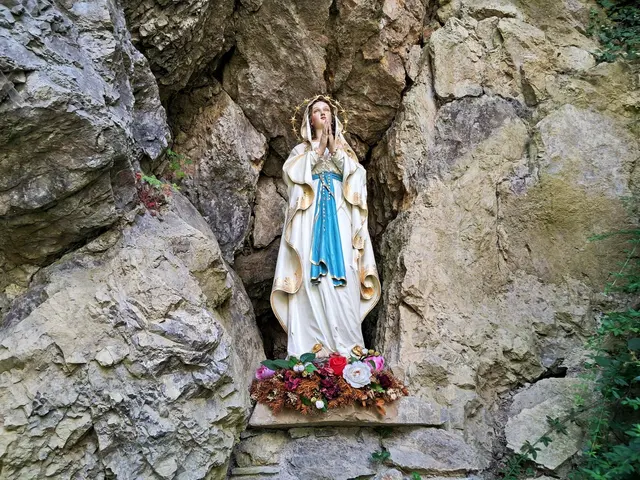 Denkmal zu Ehren der Gottesmutter Maria, die Lourdes-Madonna aus dem frühen 20. Jahrhundert. | Foto: © Silvia Plischek
