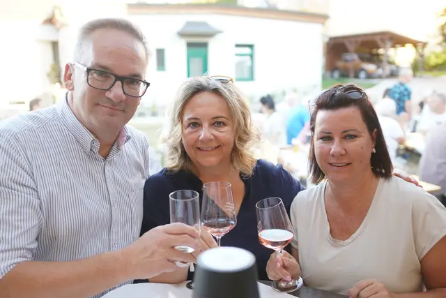 Karl und Eveline Reschreiter stießen Martina Riegler an.
