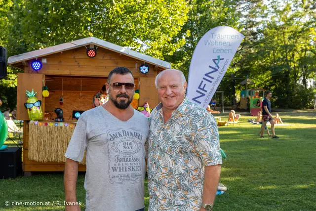 Kantinenpächter/Veranstalter Orhan Bayin vom Bürgermeister Ernst Wendl mit einem großen Dankeschön für diese Eventausrichtung gewürdigt (vlnr). | Foto: cine-motion.at / R. Ivanek