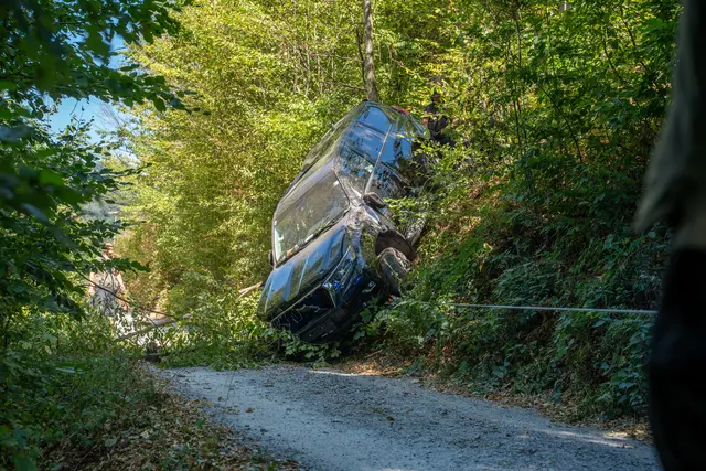 Der Lenker erlitt lediglich einige Abschürfungen und wurde vom anwesenden Roten Kreuz versorgt. Auch ein im Fahrzeug befindlicher Hund überstand den Unfall unverletzt. | Foto: Fotokerschi/Martin Scharinger