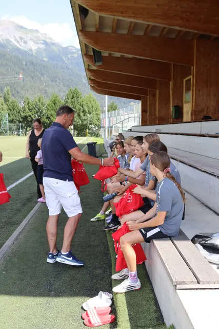 Die Mädchen der SPG-Mädchenmannschaft erhielten Goodie-Bags.  | Foto: Elisabeth Zangerl