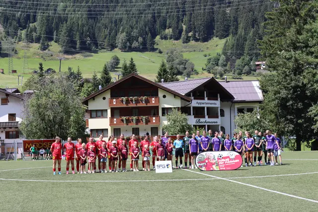 Gestartet wurde u.a. mit einem Einlauf mit den Spielerinnen der SPG Mädchenmannschaft.  | Foto: Elisabeth Zangerl