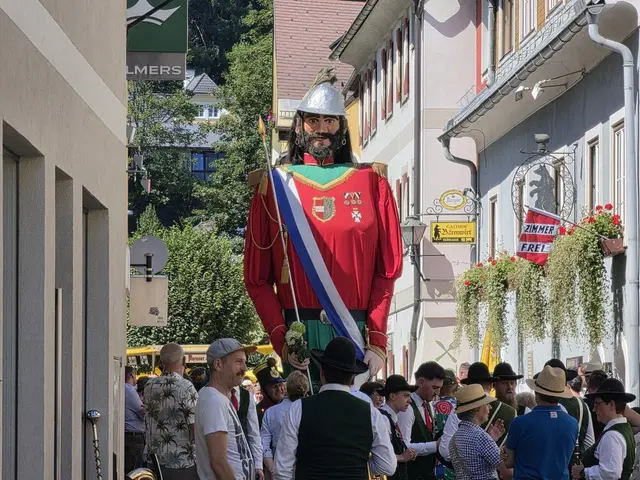 Der Samson auf seinen Weg durch die Gassen in Murau. | Foto: Anita Galler