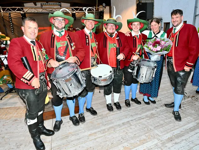 Großes Getrommel: Sponsor Andreas Kirchmair, Kilian Schweighofer, Michael Kirchmair, Sponsor Thomas Winkler, Markus Schweighofer, Sponsorin Johanna Weithaler und Obmann Michael Haid (v.l.) | Foto: Hassl