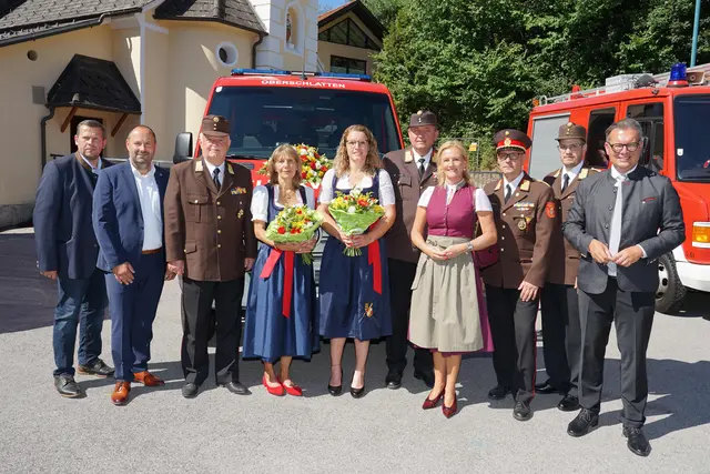 Ehrengäste vor dem neuen Feuerwehrauto. | Foto: Johann Ponweiser