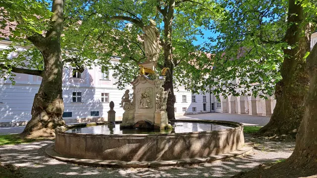 Der Josefsbrunnen (1739) wird von imposanten Platanen (1848) mit ausladenden Baumkronen und einem herrlichen Blätterdach umgeben.
 | Foto: © Silvia Plischek