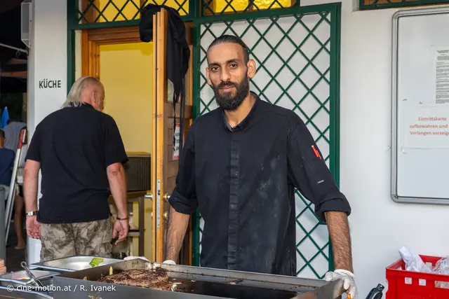 Grillmeister Mohammed Reza hatte mit seinen Burgern und Würstelgrill viel zu tun. | Foto: cine-motion.at / R. Ivanek