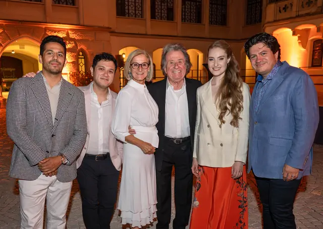 Bariton German Overa, Tenor Nicholas Phan, Landeshauptfrau Johanna Mikl-Leitner, Pianist Rudolf Buchbinder, Sopranistin Nikola Hillebrand und Dirigent Cristian Macelaru. | Foto: NLK Khittl