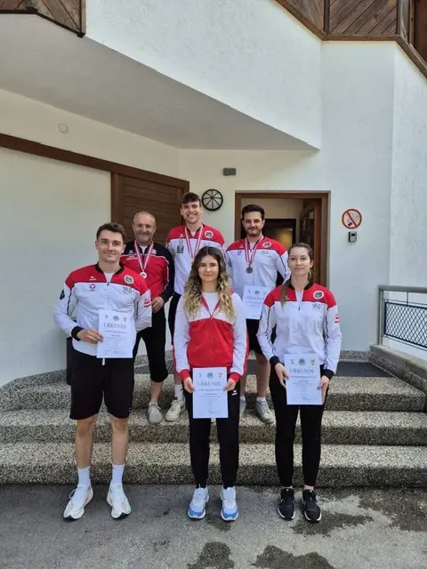 Dominic Einwaller (2. Reihe Mitte - SG Sportschützen Scheffau) konnte im 300m Liegend der Allgemeinen Klasse Gold erobern.  | Foto: ÖSB