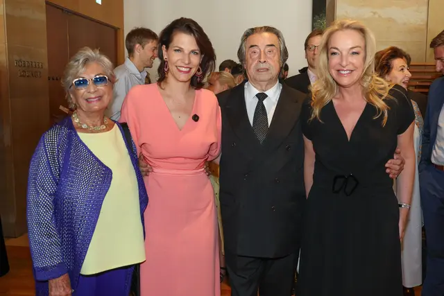 v.l. Christina Muti, Landeshauptfrau Karoline Edtstadler, Dirigent Riccardo Muti und Festspielpräsidentin Kristina Hammer | Foto: Land Salzburg / Franz Neumayr