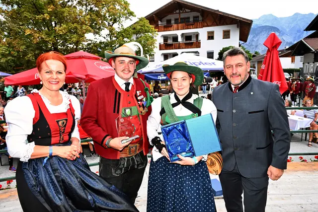 Theresa und Mathias Zenleser erhielten Repräsentationsgeschenke, Bgm. Markus Haid und LR Cornelia Hagele gratulierte. | Foto: Hassl