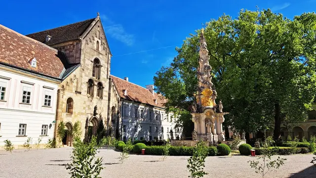 Im Stiftshof der Blick zur Stiftskirche und Dreifaltigkeitssäule | Foto: © Silvia Plischek