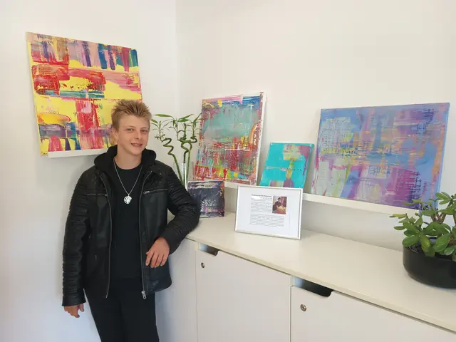 Stolz präsentierte Felix erst kürzlich einige seiner Werke in der "Kleinsten Galerie der Umgebung" in Siegendorf.  | Foto: Zimmermann