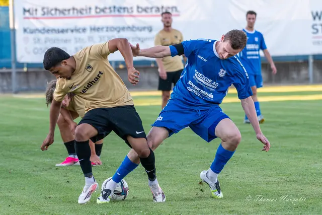 Voller Einsatz im Zweikampf: Tarek Handzic (rechts) gegen Loosdorfs Hemad Akbari – die starke geschlossene Mannschaftsleistung war der Schlüssel zum verdienten Punktgewinn. | Foto: Thomas Navratil