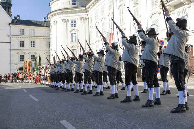 Ehrensalve beim landesüblichen Empfang vor der Kaiserlichen Hofburg zu Innsbruck. | Foto: Land Tirol/Sedlak