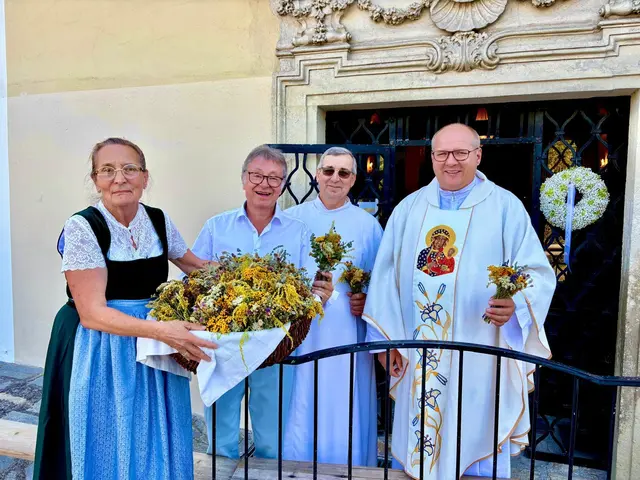 Pfarrer Mag. Robert Bednarski und Bürgermeister Ing. Martin Falk freuen sich über die zahlreichen Besucherinnen und Besucher beim traditionellen Bründlfest in der Bründlkapelle in Kamegg. | Foto: Manuela Danzinger