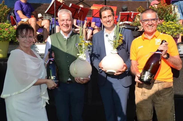 Bürgermeisterin Brigitte Ribisch, Regionsobmann Manfred Schulz und die Zwiebelfestpräsidenten Alexander Pröll und Anton Kasser eröffneten das Fest. | Foto: Stadtgemeinde Laa/MeinBezirk