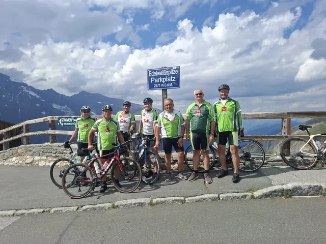 Am Ende des dritten Tages haben Thomas Lechner. Heribert Schmidl, Rudolf Haiderer, Franz Siedl, Karl Bäuchler, Siegfried und Manfred Gundacker das erste große Ziel der Radreise zum Gardasee, die Edelweißspitze am Großglockner, erreicht. | Foto: Manfred Gundacker