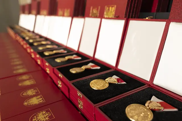 Über 200 Personen wurden mit der Tiroler Verdienstmedaille, dem Tiroler Verdienstkreuz, der Tiroler Lebensrettungsmedaille und der Erbhofwürde geehrt. | Foto: Land Tirol/Sedlak