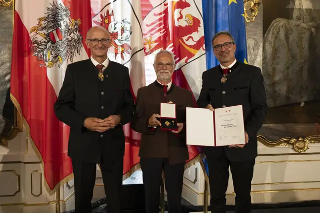 Gottfried Köchler aus Terfens (Bezirk Schwaz) wurde für seine Verdienste um die Tiroler Blasmusik sowie das Vereins- und Sozialwesen mit dem Verdienstkreuz ausgezeichnet. | Foto: Land Tirol/Sedlak