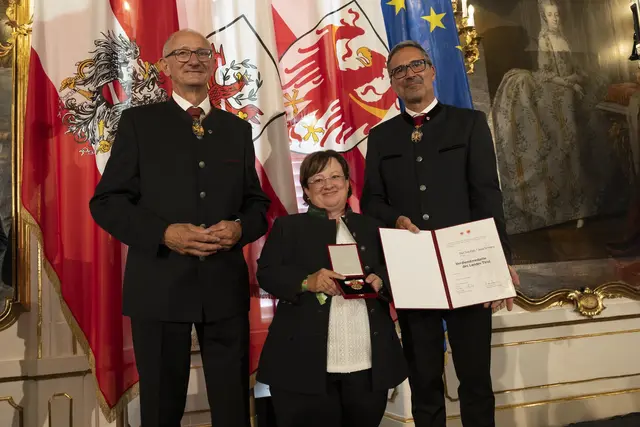Anja Schranz aus Nassereith (Bezirk Landeck) wurde für ihre Verdienste um das Sozialwesen und das Gemeinwohl mit der Verdienstmedaille ausgezeichnet. | Foto: Land Tirol/Sedlak