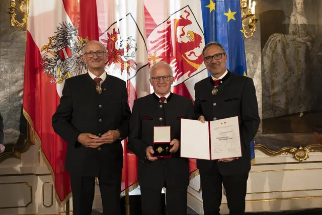 Gottfried Köchler aus Terfens (Bezirk Schwaz) wurde für seine Verdienste um die Tiroler Blasmusik sowie das Vereins- und Sozialwesen mit dem Verdienstkreuz ausgezeichnet. | Foto: Land Tirol/Sedlak