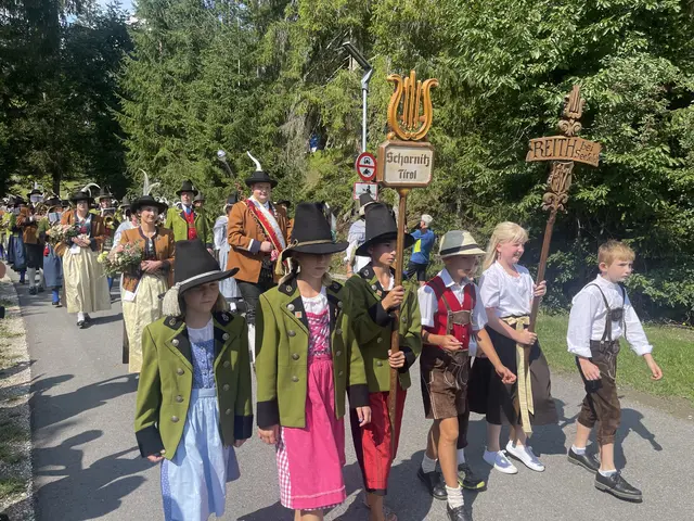 Die Musikkapelle Scharnitz und Reith beim festlichen Einzug zum Bezirksmusikfest. | Foto: MeinBezirk/Rebeiz