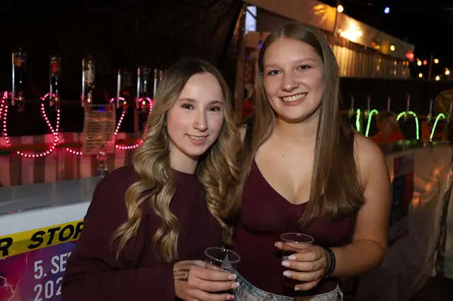 Leonie und Hanna gingen farblich abgestimmt zur Matzinger Zeltparty. | Foto: Markus Bäumler/zema-medien.de